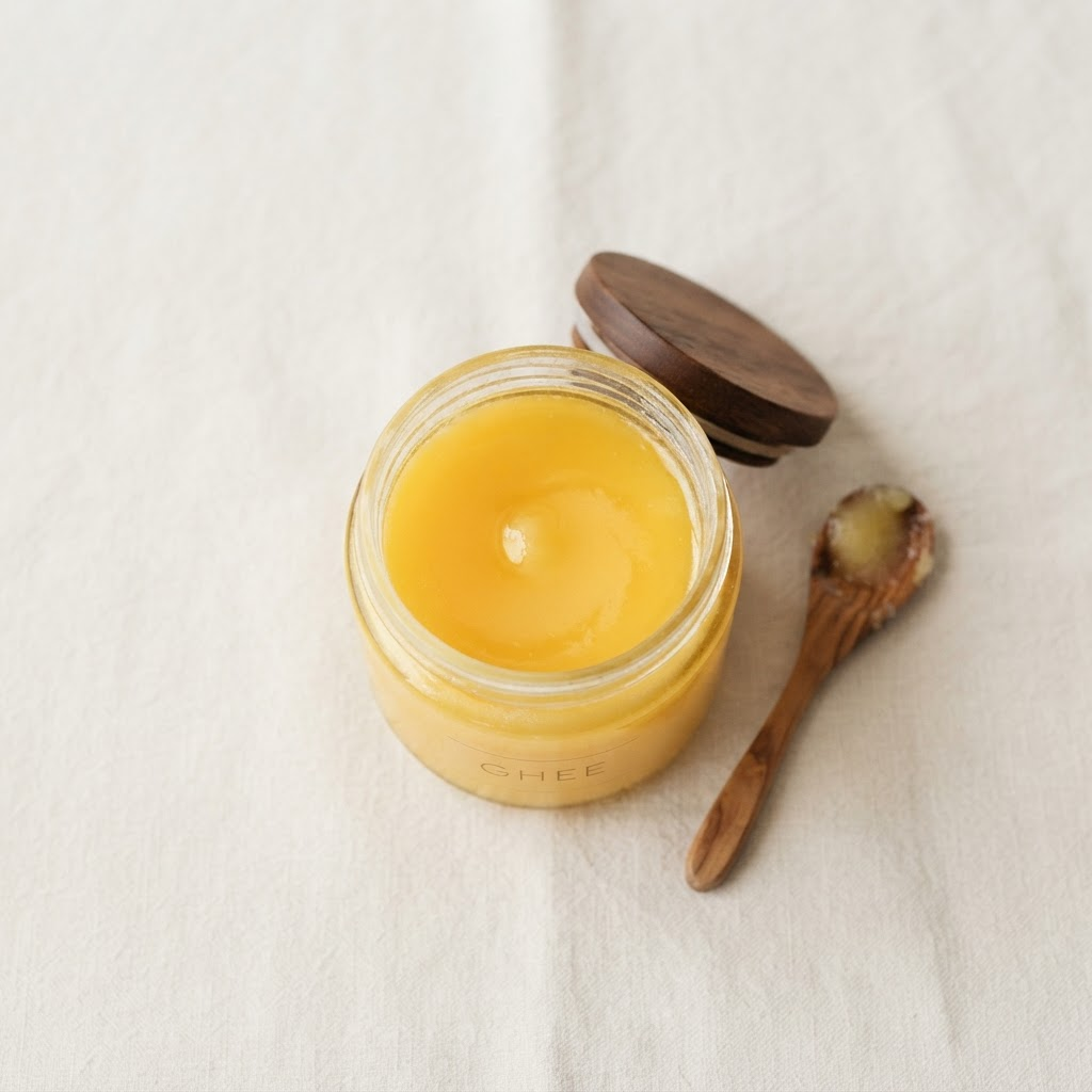 Mantequilla ghee clarificada en un recipiente